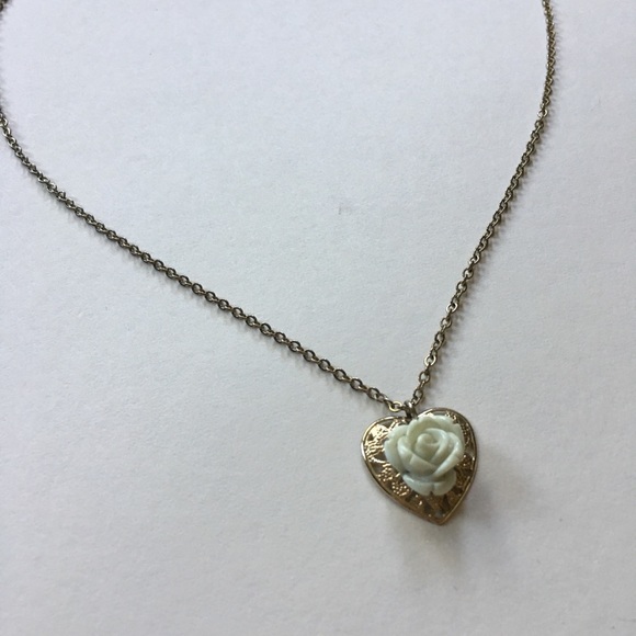 UO Mint Hearts & Flowers Necklace - Picture 4 of 5